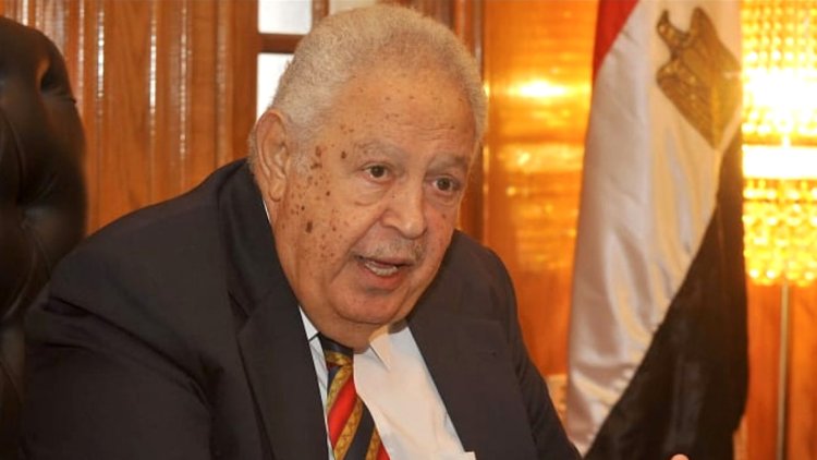 تضم أكثر من٣٠٠ ألف كتاب.. مصير مكتبة نقيب المحامين السابق رجائي عطية بعد رحيله؟