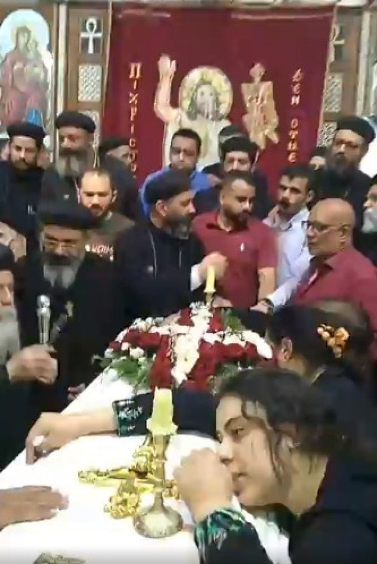 فرحه كان بعد أسبوع.. مشاهد مُؤثرة لحظة تشييع جنازة «عريس المنيا»