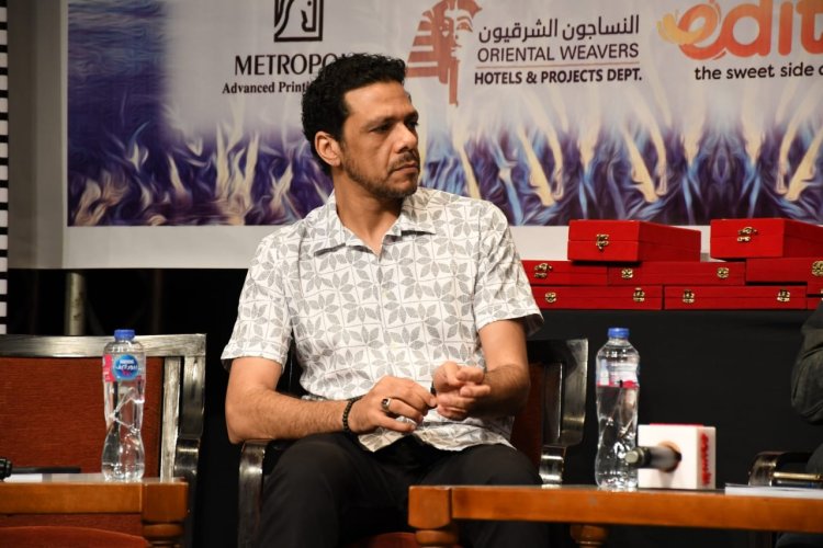 بالصور.. حمزة العيلى يفاجئ جمهور الكاثوليكى للسينما بحضوره ندوة "الباب الأخضر"