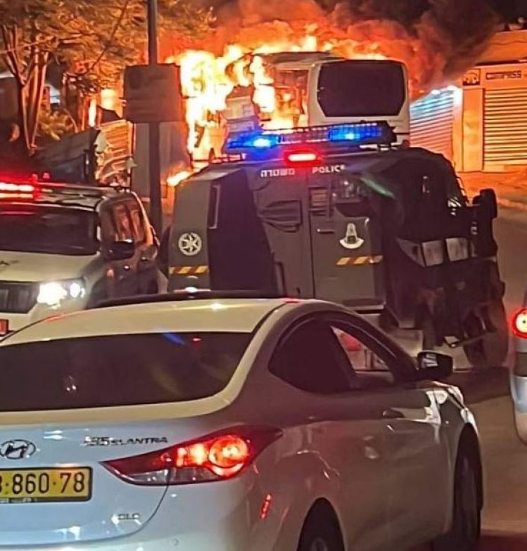 فلسطينيون يُهاجمون حافلة إسرائيلية ويحرقوها في بلدة العيسوية بالقدس المحتلة