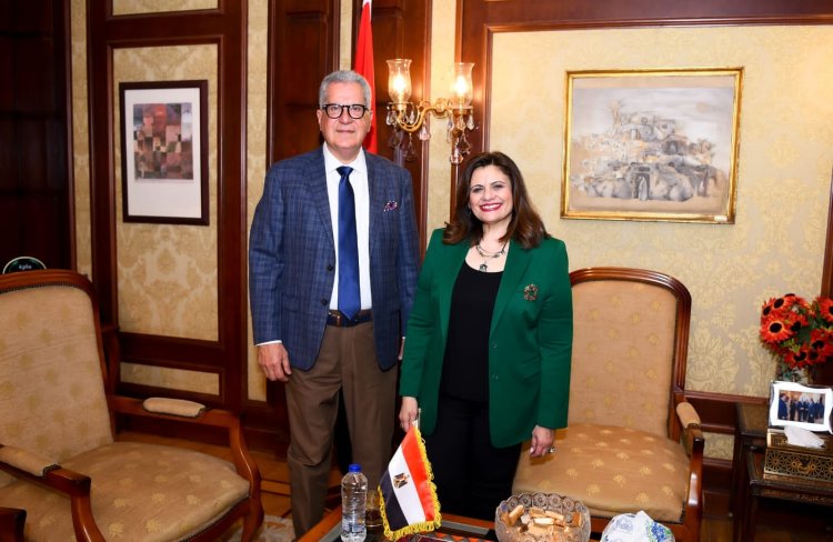 وزيرة الهجرة تستقبل والد الطبيب صاحب لقب «شخصية العام» بأستراليا