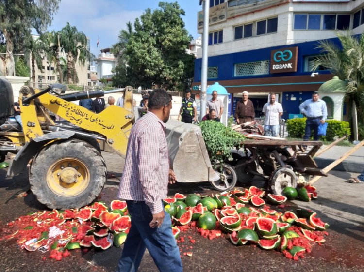 أمام ديوان عام محافظة الجيزة.. انقلاب حمولة عربة بطيخ فى حادث تصادم