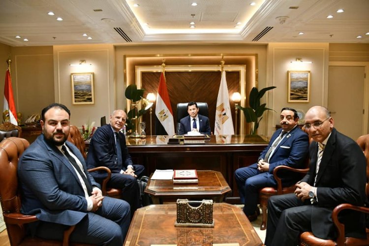 أشرف صبحى يبحث مع وفد ألمانى سبل الاستثمار في مصر