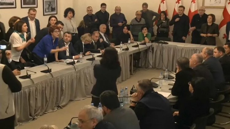 بسبب روسيا وأوكرانيا.. معركة وضرب بالأيدي داخل برلمان جورجيا