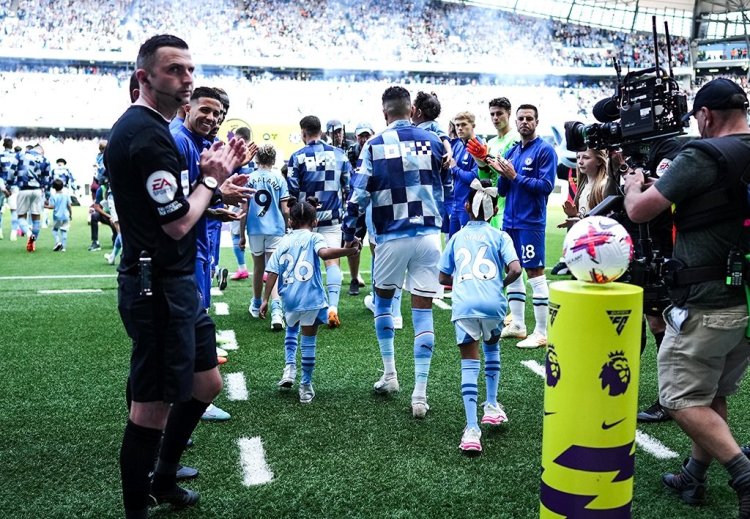 بعد حسم لقب الدوري.. ممر شرفي من تشيلسي لفريق مانشستر سيتي