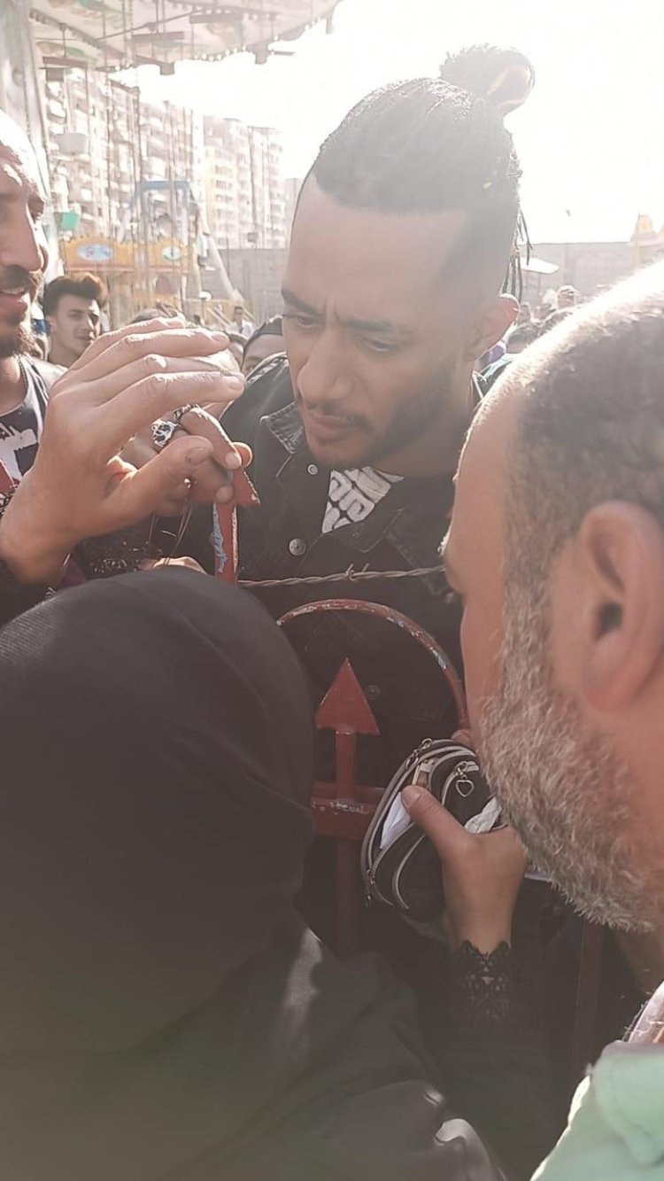 فيديو| سيدة كلمة السر وراء توقف تصوير محمد رمضان.. ماذا حدث؟