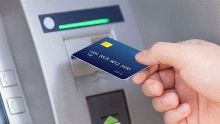 عامل يخدع مسنه أمام أحد البنوك في الإسكندرية