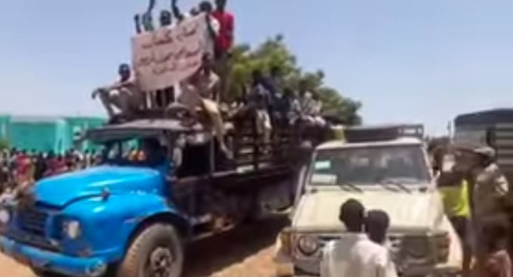 بالفيديو.. قبيلة الكنانة تسير قافلة لدعم ومؤازرة الجيش السوداني