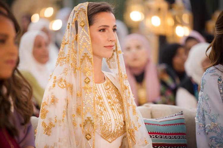 ثقافة الأردن والسعودية وجمل عربية.. تفاصيل فستان رجوة آل سيف