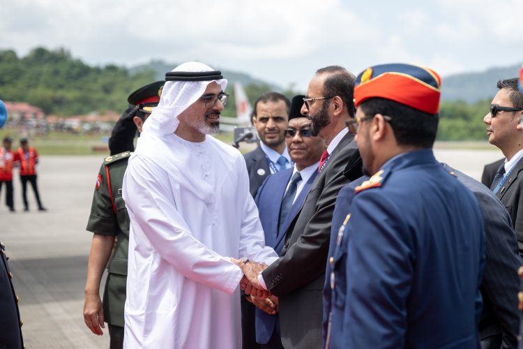 خالد بن محمد بن زايد يختتم زيارته إلى ماليزيا.. والملك بمقدمة مودعيه