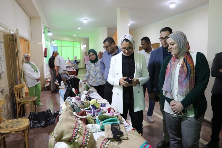 نائب محافظ الوادي الجديد تلتقي وفد وزارة التنمية المحلية