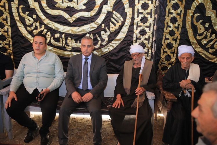 محافظ سوهاج يؤدي واجب العزاء لأسرة سائق الإسعاف علي محمد حمودة بساقلتة