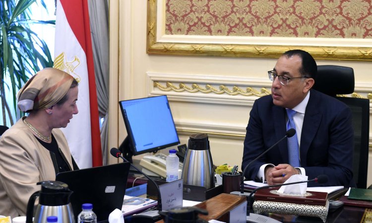 رئيس الوزراء يلتقي وزيرة البيئة لمتابعة عدد من ملفات العمل