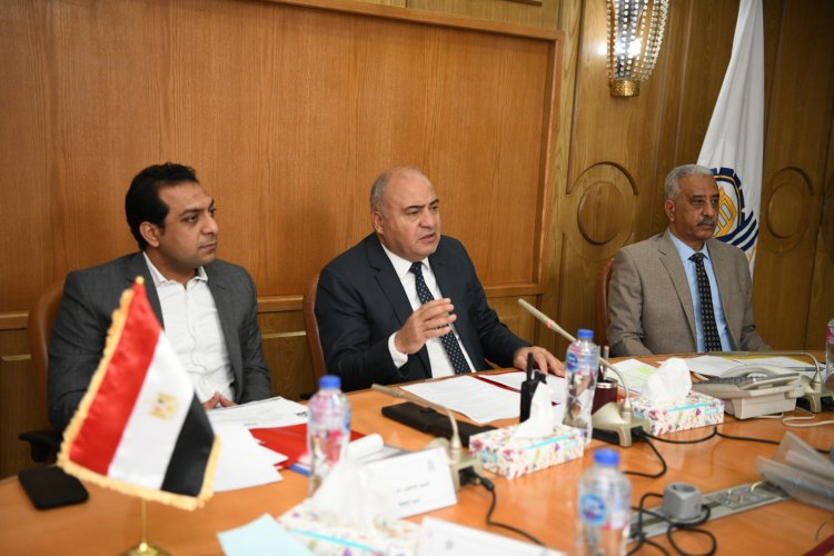 محافظ قنا يتابع أعمال اللجنة العامة لحماية الطفل