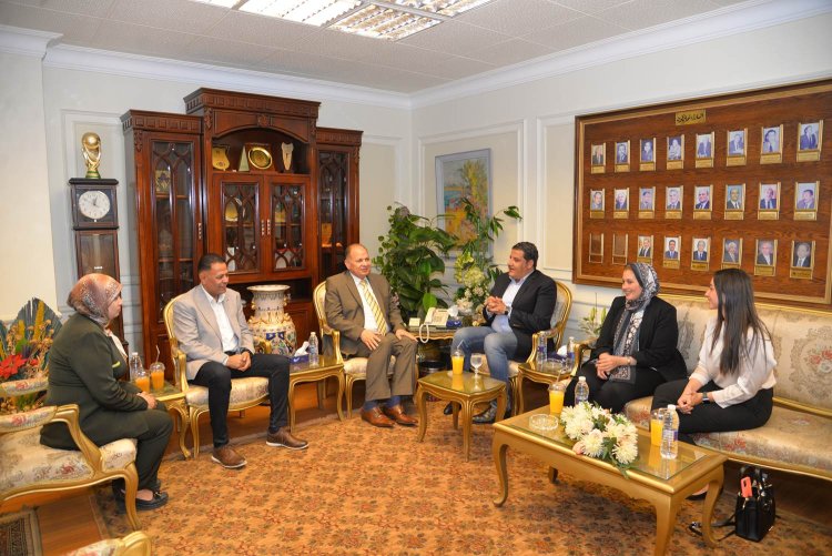 محافظ أسيوط يلتقي رئيس مجلس أمناء «صناع الخير» لبحث إنشاء مركز حرفي