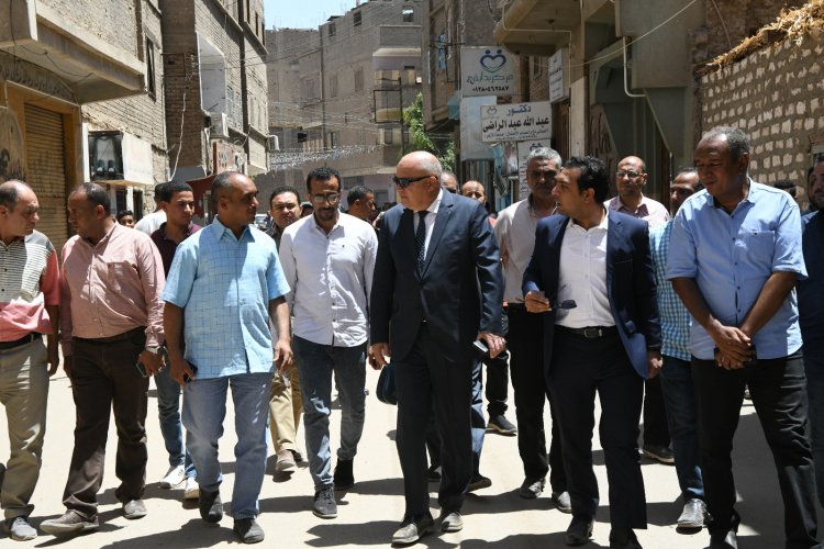 بعد 18 عامًا.. محافظ قنا يتفقد أعمال الرصف بمدينة قفط