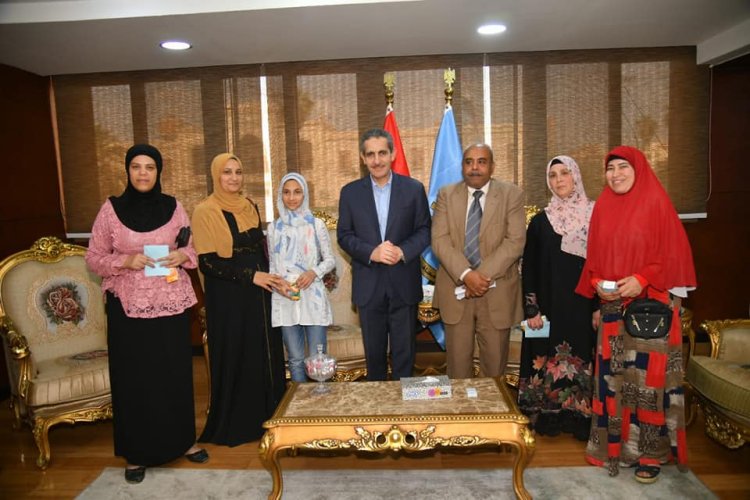 محافظ الغربية يسلم مساعدات ماليه لأربع سيدات ويوفر فرص عمل لذويهم