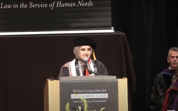 «يمنية في الجامعة الأمريكية».. طالبة تُهاجم إسرائيل وأمريكا في حفل تخرجها بنيويورك