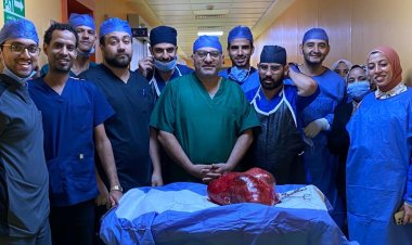 «وزنه 30 كيلو».. استئصال ورم من رحم مريضة بمعهد جنوب مصر للأورام في أسيوط