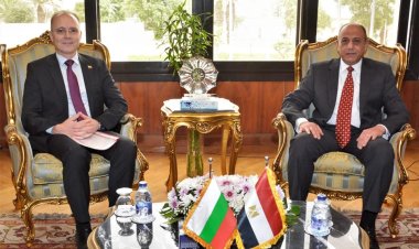 وزير الطيران يلتقي سفير بلغاريا لاستعراض أوجه التعاون المشترك