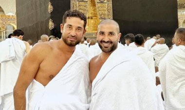 بعد شائعات انفصاله عن زوجته.. أحمد سعد يؤدي مناسك العمرة برفقة شقيقه