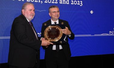 عمرو الليثي: فخور بحصولي علي جائزة الإنجاز مدى الحياة من الجامعة الأمريكية