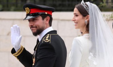 فساتين من إيلي صعب وتيجان بالعربية.. أبرز الملاحظات على فساتين رجوة آل سيف والملكة رانيا