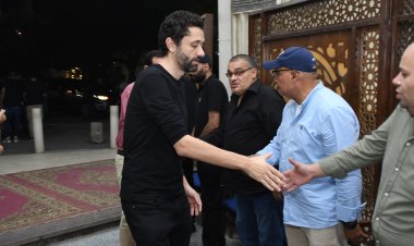 أشرف زكى ودنيا سمير غانم وكريم محمود عبد العزيز فى عزاء والد المخرج خيرى سالم