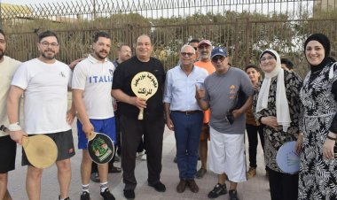 محافظ بورسعيد يشارك رواد الشاطىء رياضة «الراكيت»