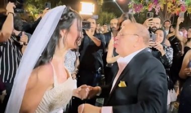 شاهد.. رقص صلاح عبد الله مع ميرنا نور الدين في حفل زفافها بأكتوبر