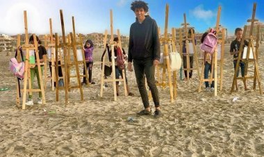 أطفال  ينصبون مرسم على شواطئ مصيف بلطيم للتعبير عن صفاء المياه والشمس الساطعة (صور)