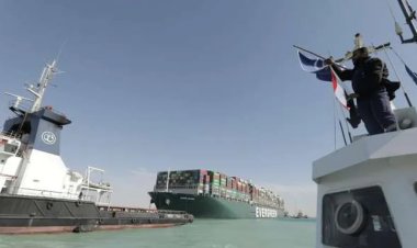 الدفع بثلاثة قاطرات لقطر ناقلة بترول تعطلت ماكيناتها خلال عبورها للقناة