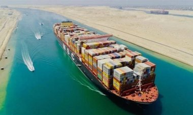 بعد تعطل ناقلة بترول.. رئيس هيئة قناة السويس: «الموقف تحت السيطرة وسيتحرك المركب خلال أقل من ساعة»