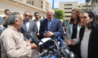 محافظ الجيزة يسلم ٥٧ موتوسيكل مجهز طبياً وكرسى كهربائى لذوى الهمم