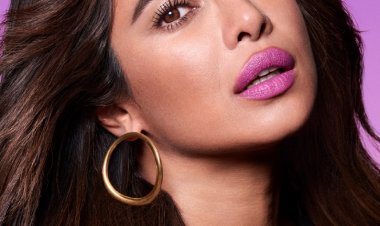 بريانكا شوبرا تحتفل بطرح مجموعة جديدة بالميكب من تصميمها