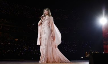 تسلم تايلور سويفت رسالة شهر الفخر في "جولة إيراس": "هذا مكان آمن لك"