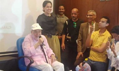 حسن يوسف يستعين بالعكاز أثناء تكريمه في قصر السينما.. وظهور ملفت لابنته