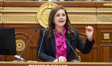 خبير اقتصادي دولي : وقف الحكومة الاقتراض  بداية الطريق الاقتصادي الصحيح |خاص