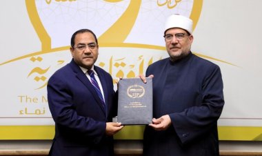 وزير الأوقاف يتسلم نتيجة مسابقة العمال من رئيس الجهاز المركزي للتنظيم والإدارة