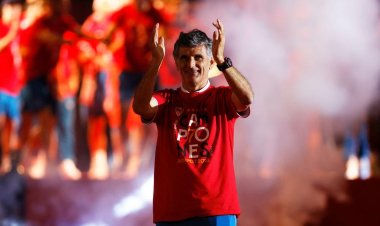 إشبيلية يمدد عقد مدربه بعد لقب يوروبا ليج