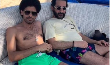 «بص الحركة دي».. حمدي الميرغني يرقص مع أحمد حلمي بـ«المايوه» (صور)