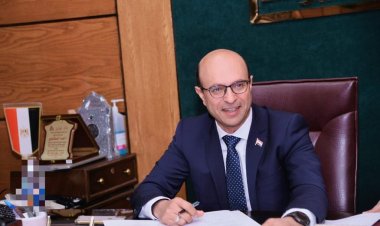 لهذا السبب.. رئيس جامعة أسيوط يقرر صرف مُكافأة 600 جنيه للعاملين  