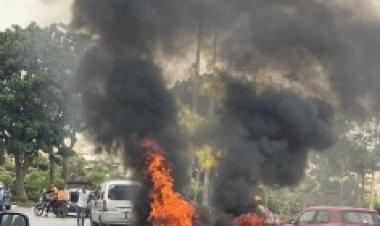 نجاة عامل دليفيرى من الموت المحقق عقب حريق بموتوسيكل في التجمع الأول 
