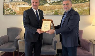 وزير الإعلام الفلسطيني يكرم الدكتور عمرو الليثي ويهديه درع الوزارة