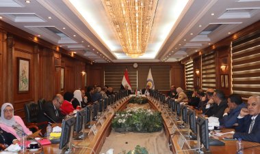 وزير التعليم العالي يستعرض تقريرا حول اجتماع المجلس الأعلى لشئون خدمة المجتمع وتنمية البيئة