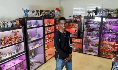 شخص يدخل موسعة جينيس بسبب جمع 5150 قطعة تذكارية من الألعاب