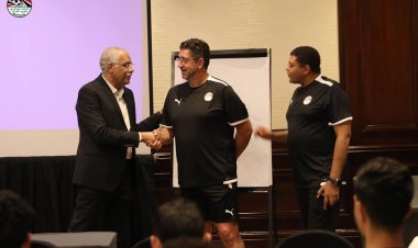 جمال علام يزور معسكر منتخب مصر.. ويجتمع بفيتوريا واللاعبين