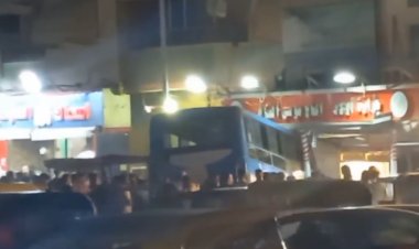 عاجل.. «أتوبيس» يصطدم بمحل جزارة في عين شمس