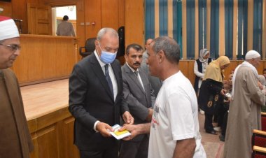 محافظ القليوبية يسلم جوازات السفر وتذاكر الطيران لحجاج الجمعيات الأهلية