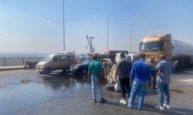 انقلاب سيارة بضائع أعلى كوبري باسوس | صور